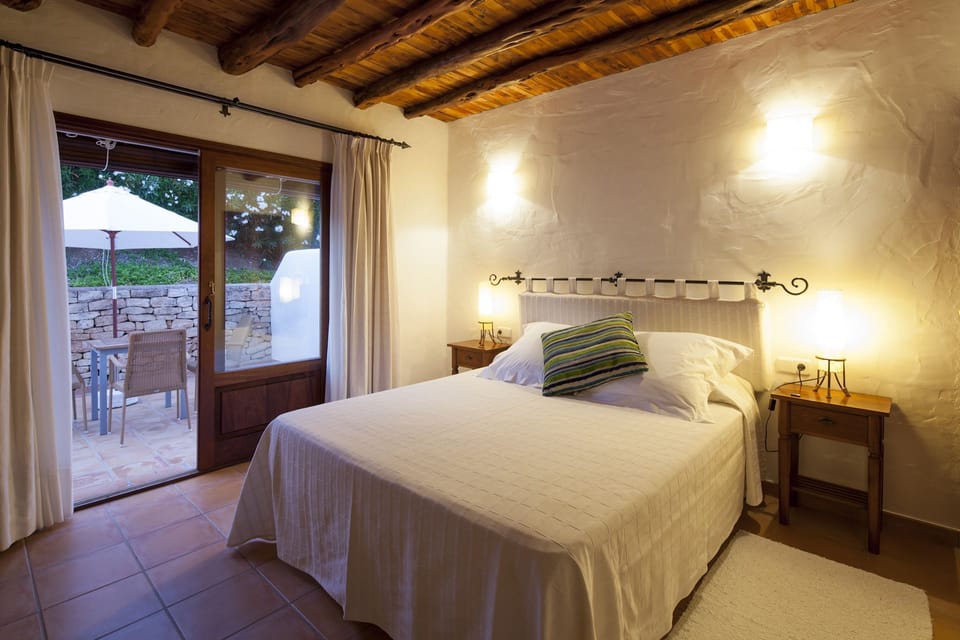 Minibar, WiFi (free), bed sheets