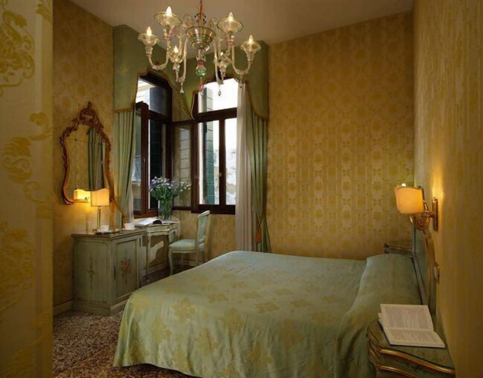 Double Room, Canal View | In-room safe, desk, soundproofing, free WiFi