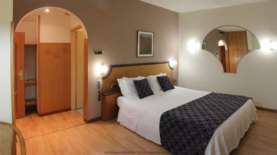 Classic Double Room | Minibar, in-room safe, desk, blackout drapes