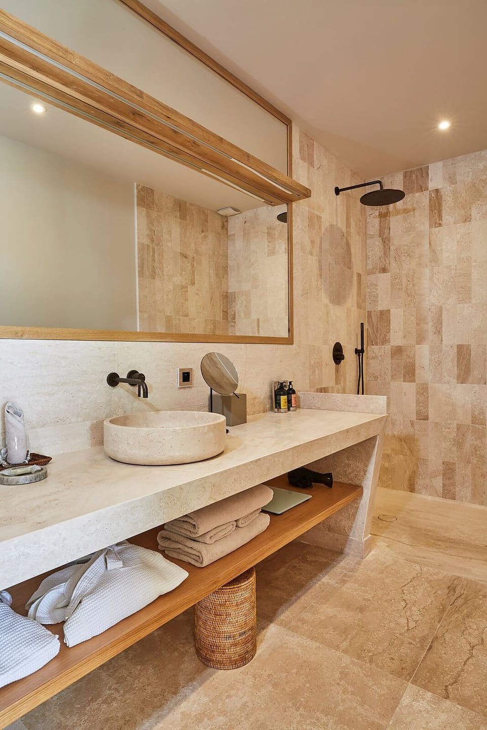 Exclusive Double Room | Bathroom | Combined shower/tub, hair dryer, slippers, towels