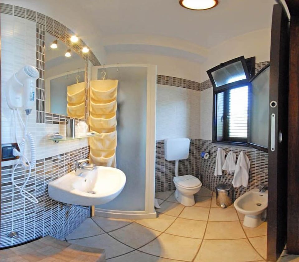 Double Room | Bathroom | Shower, free toiletries, hair dryer, bidet