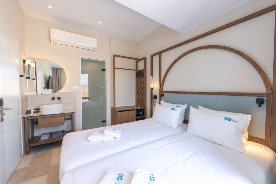 Double with balcony | In-room safe, desk, soundproofing, iron/ironing board