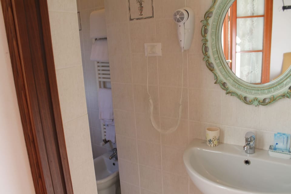 Superior Double Room, Ensuite | Bathroom | Hair dryer, towels
