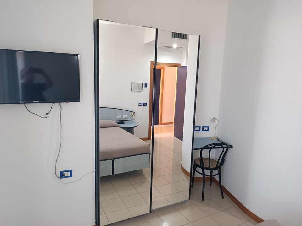 Minibar, desk