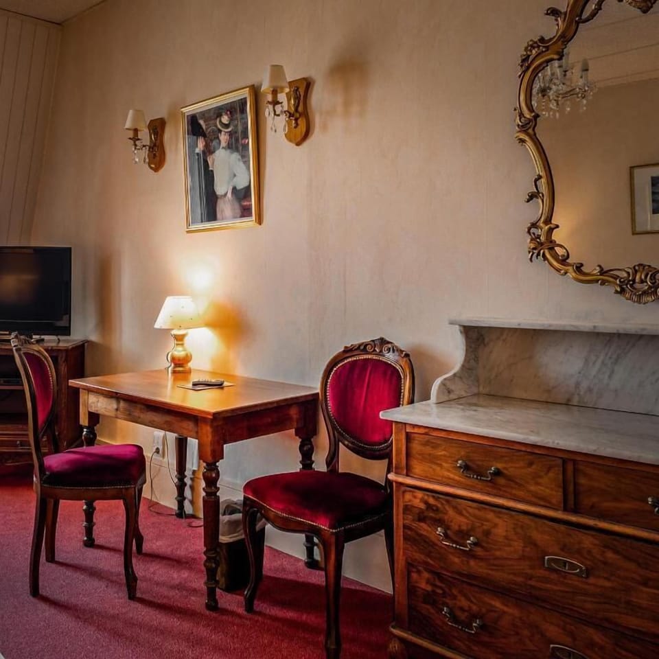 Deluxe Double Room | Television