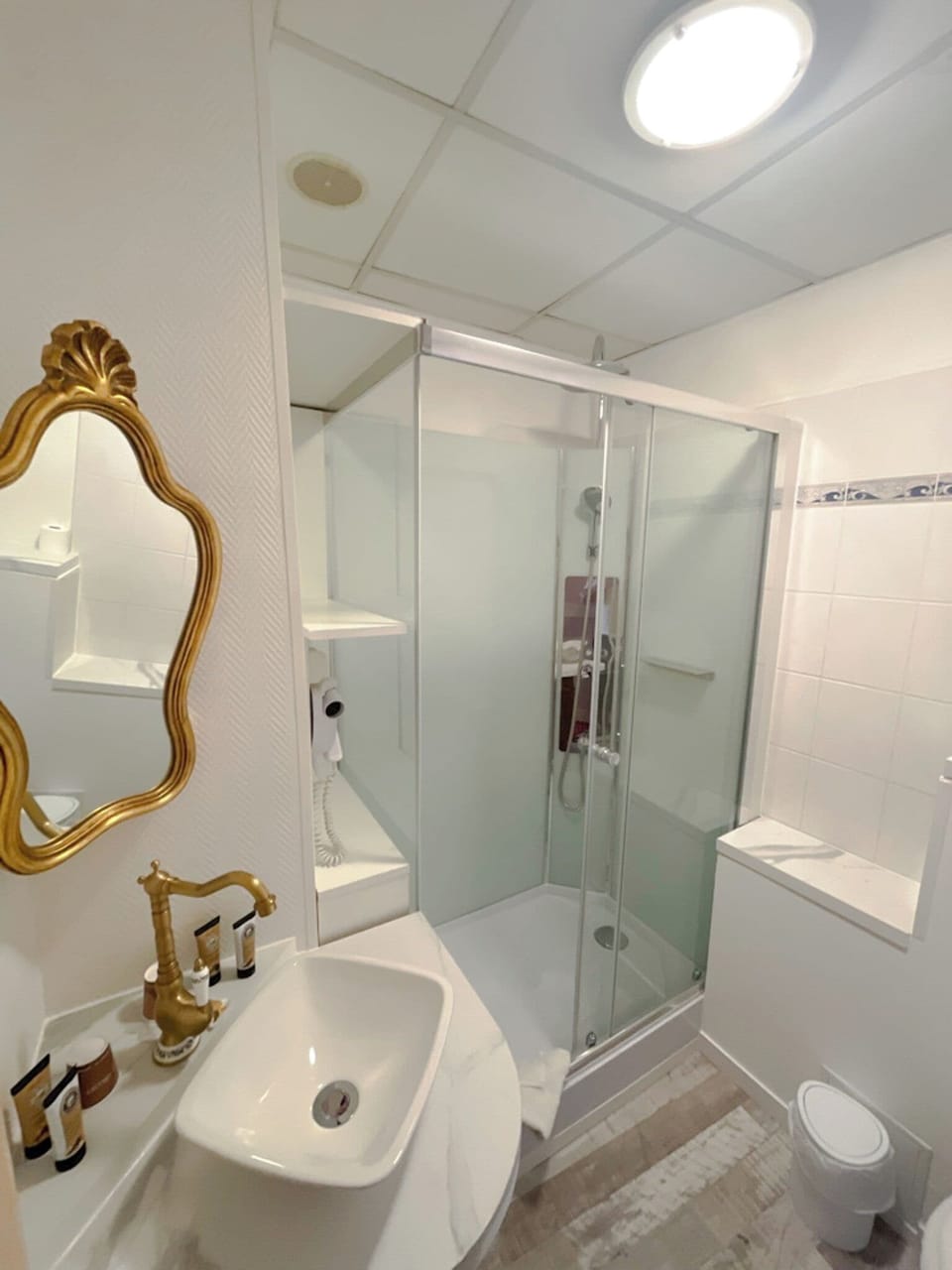 Deluxe Double Room | Bathroom shower