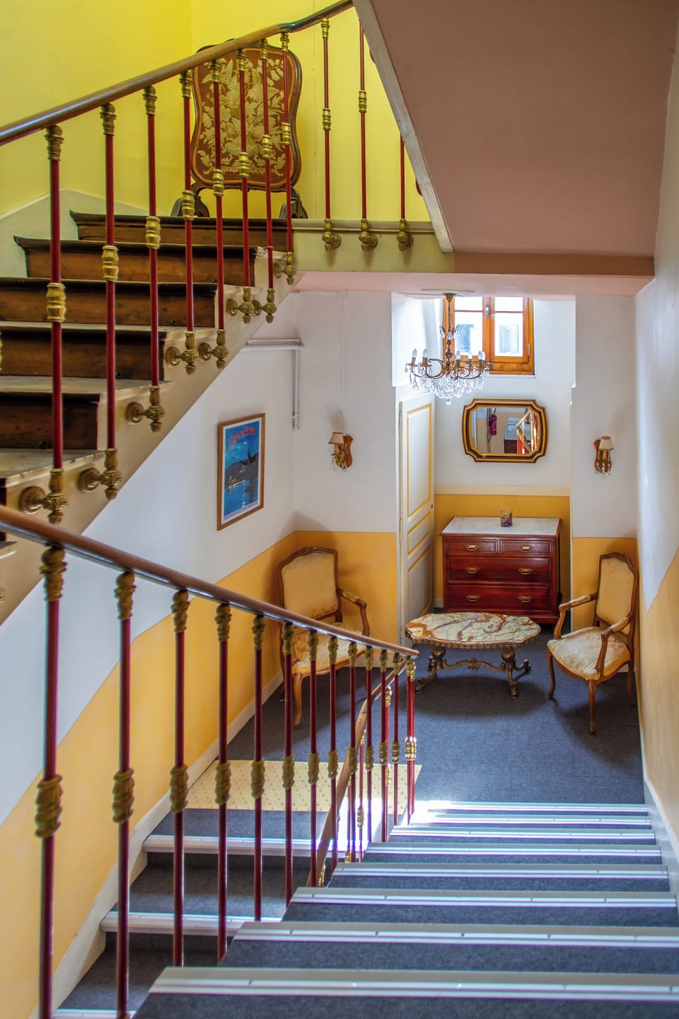 Handrails in hallways