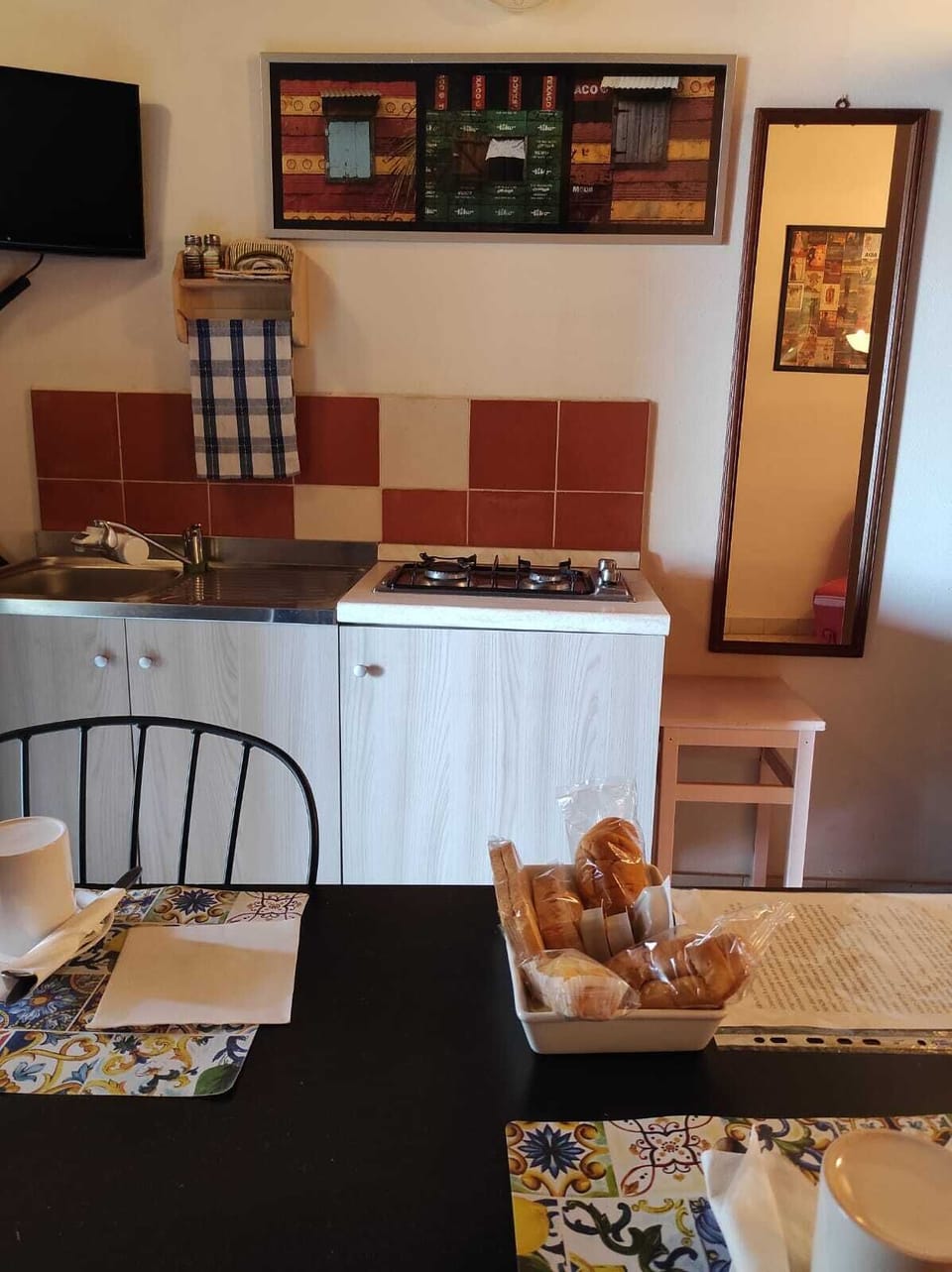 City Room | Private kitchen | Fridge, microwave, stovetop, coffee/tea maker