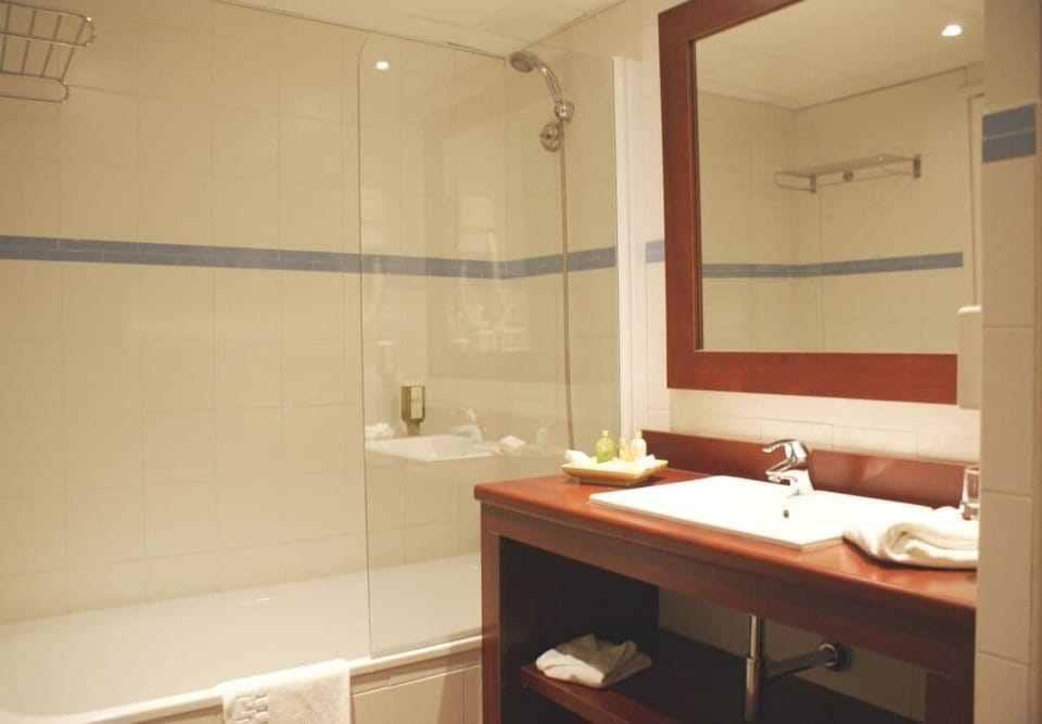 Côté piscine Supérieure | Bathroom | Hair dryer