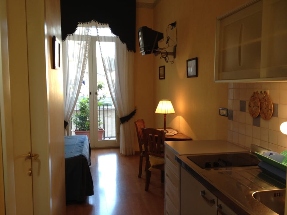 Double Room Single Use, Private Bathroom | Private kitchen | Electric kettle