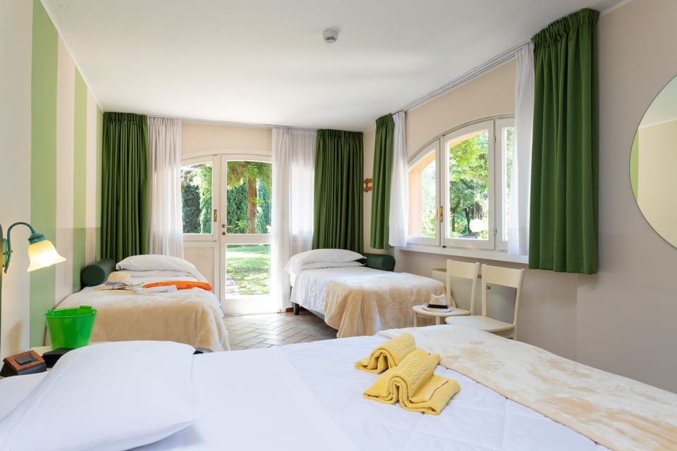 Family Room | Minibar, desk, free WiFi, bed sheets