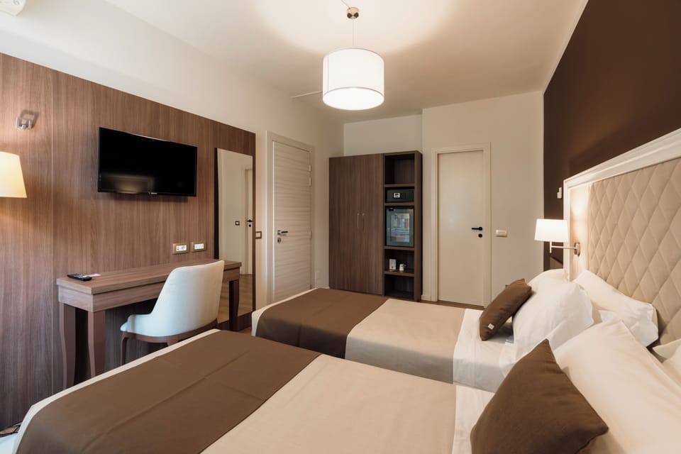 Classic Double or Twin Room | Minibar, in-room safe, desk, free WiFi