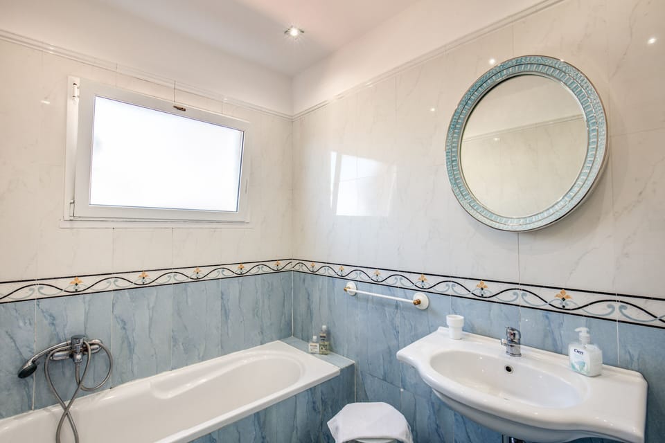 Twin Room | Bathroom | Free toiletries, hair dryer, towels