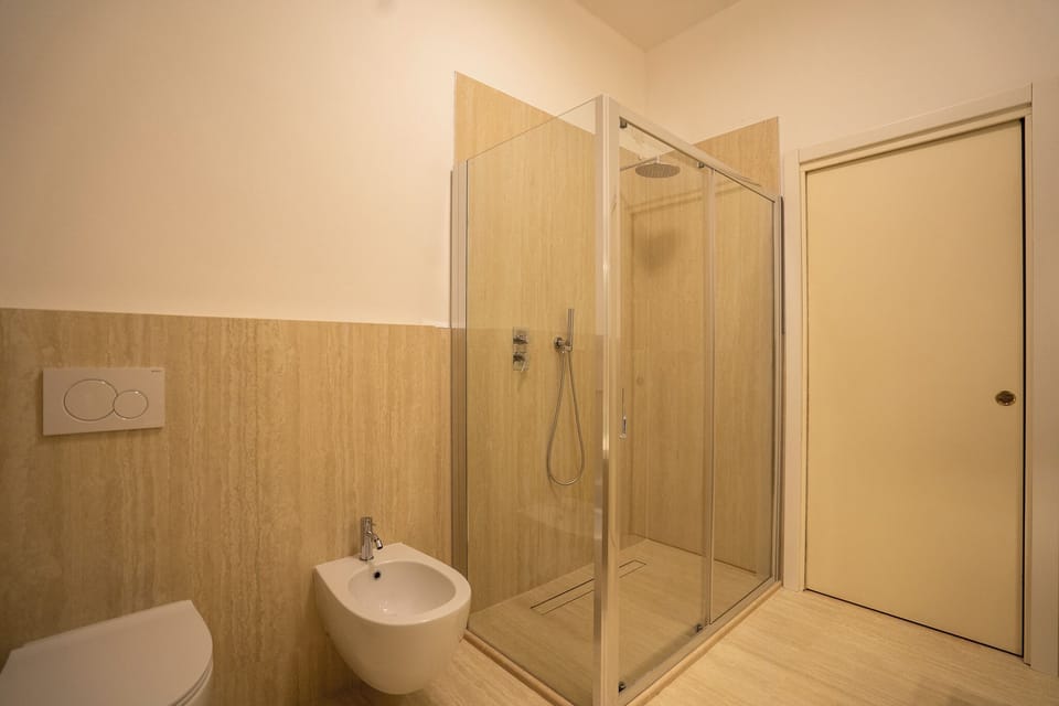 Deluxe Double Room | Bathroom | Free toiletries, hair dryer, bidet, towels