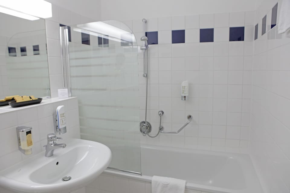 Standard Single Room | Bathroom | Free toiletries, hair dryer, slippers, towels