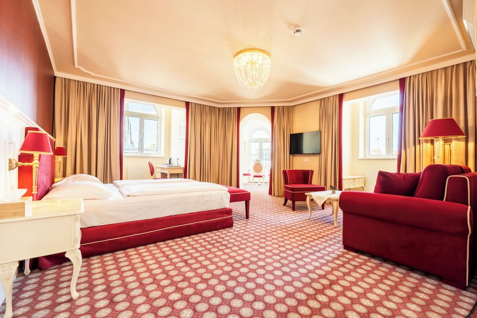 Studio Suite | Hypo-allergenic bedding, minibar, in-room safe, desk