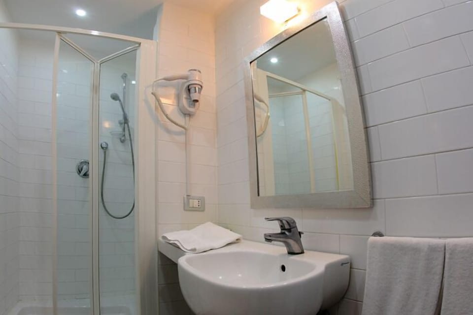 Shower, rainfall showerhead, free toiletries, hair dryer