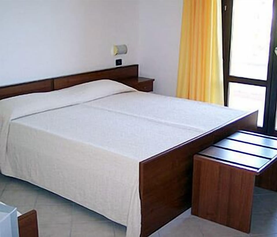 Minibar, desk, free WiFi, wheelchair access