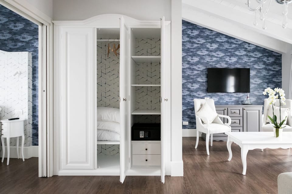 Executive Suite | Desk, free WiFi, bed sheets