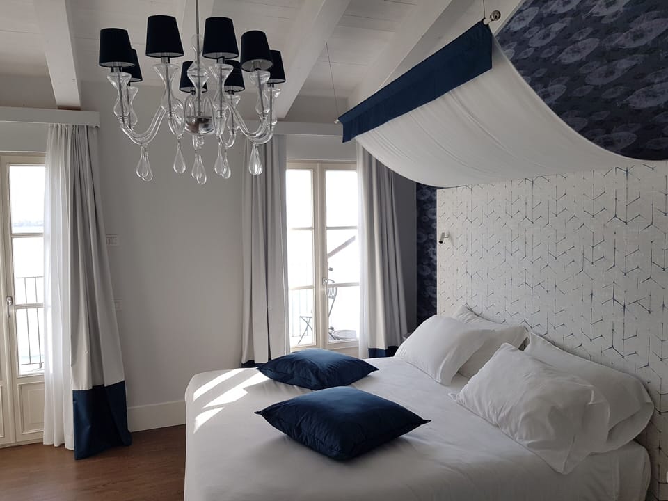 Executive Suite | Desk, free WiFi, bed sheets