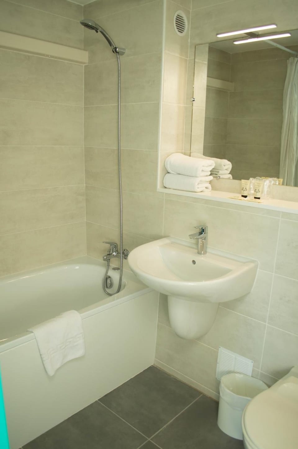 Standard Double Room | Bathroom | Shower, hair dryer, towels