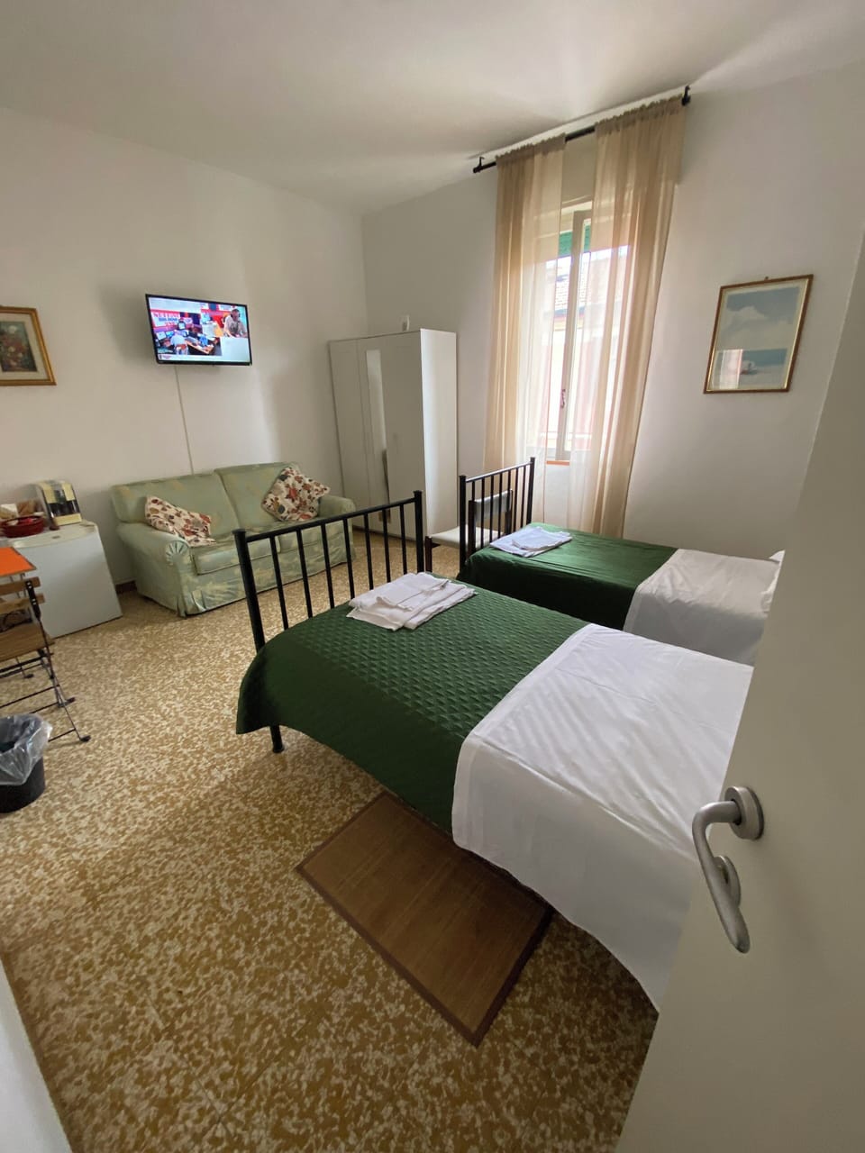 Basic Twin Room | Minibar, blackout drapes, iron/ironing board, free WiFi