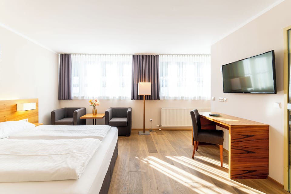 Comfort Double Room, 1 Queen Bed | In-room safe, desk, iron/ironing board, free WiFi