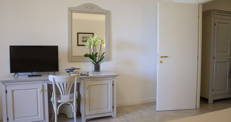 Quadruple Room | Minibar, in-room safe, desk, soundproofing
