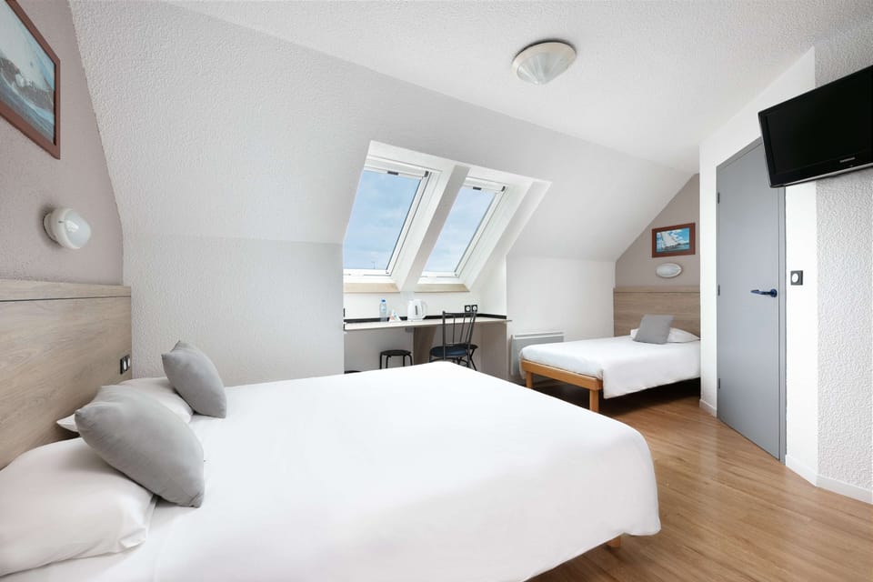 Triple Room | Desk, soundproofing, iron/ironing board, free cribs/infant beds