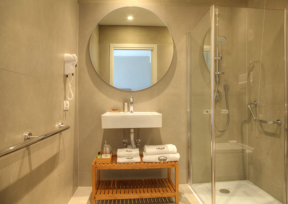 Shower, rainfall showerhead, free toiletries, hair dryer