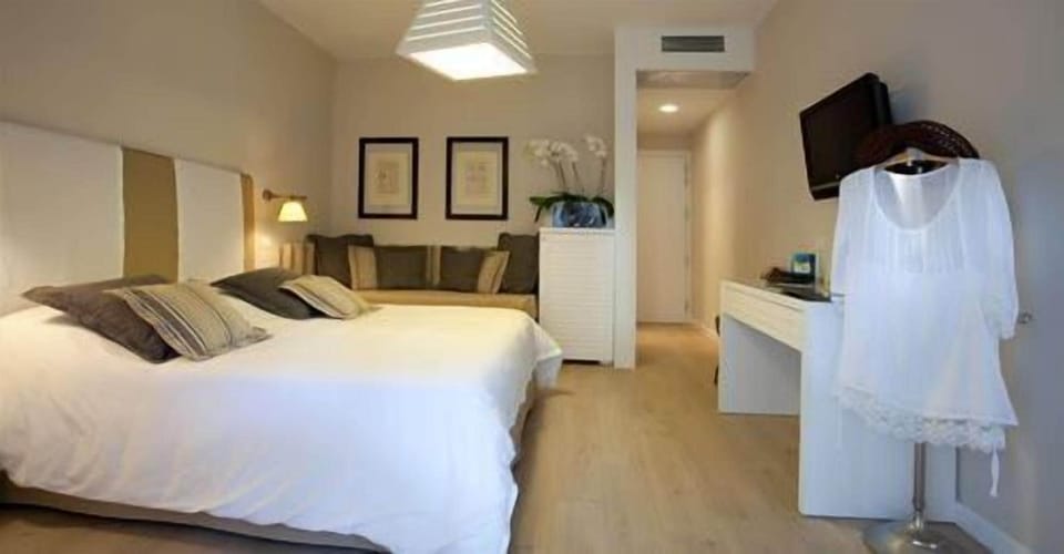 Deluxe Double Room on the sea and pinewoodside with balcony | Egyptian cotton sheets, premium bedding, minibar, in-room safe