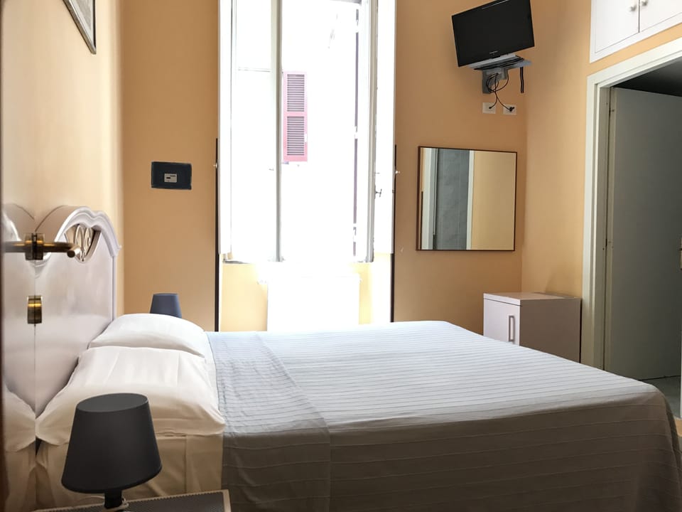 Double Room | WiFi, bed sheets