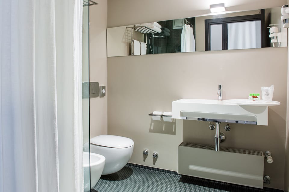 Shower, rainfall showerhead, free toiletries, hair dryer