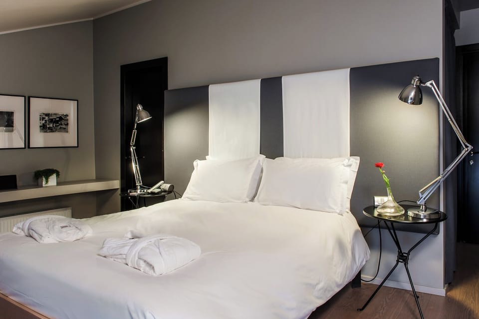 Comfort Room, 1 Queen Bed, Attic (10 stairs) | Frette Italian sheets, premium bedding, down comforters, minibar