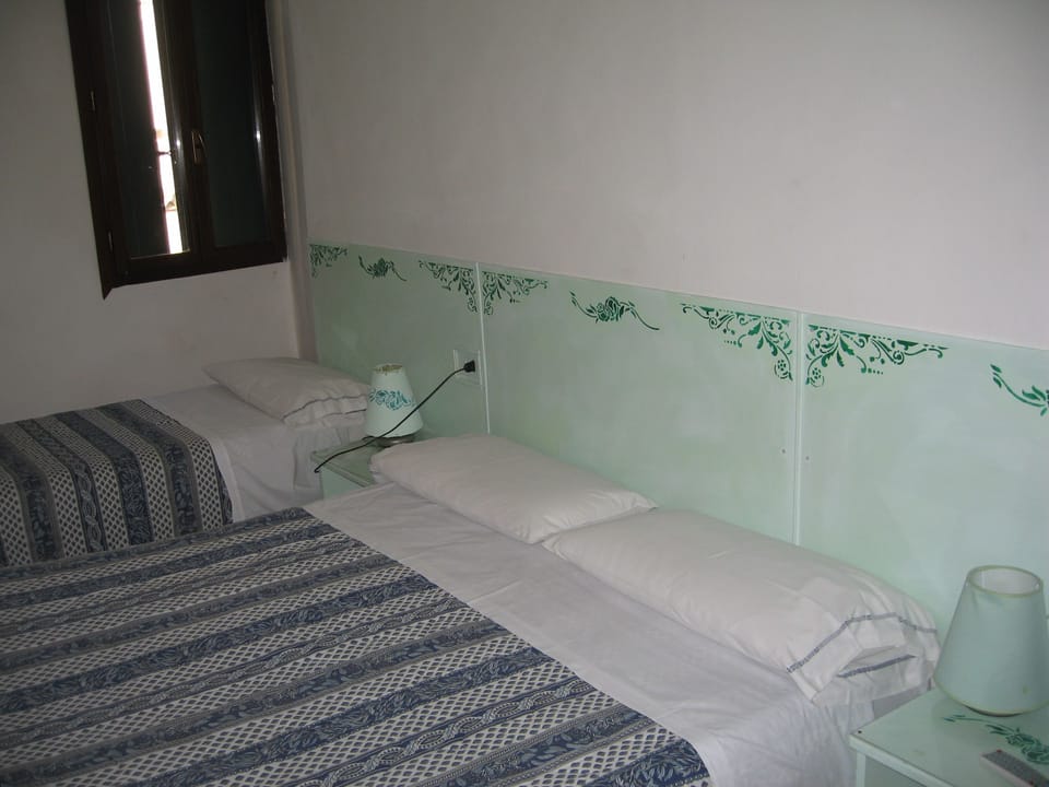 Triple Room | Desk, laptop workspace, soundproofing, WiFi (free)
