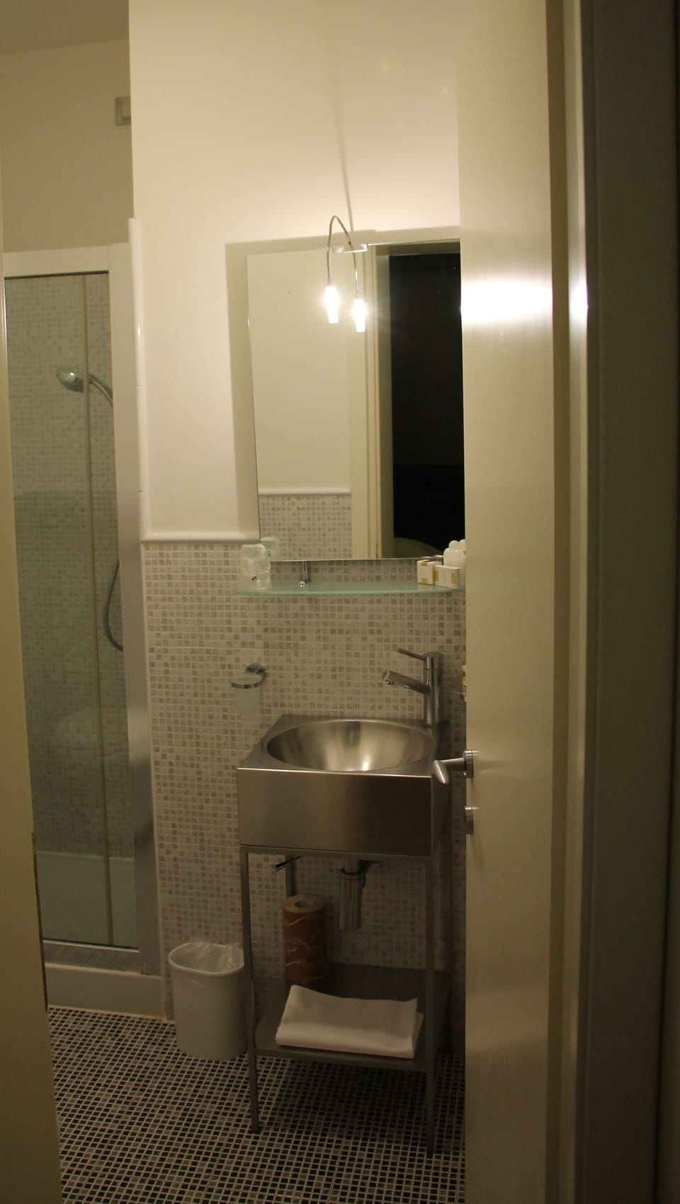Single Room | Bathroom | Rainfall showerhead, free toiletries, hair dryer, bidet