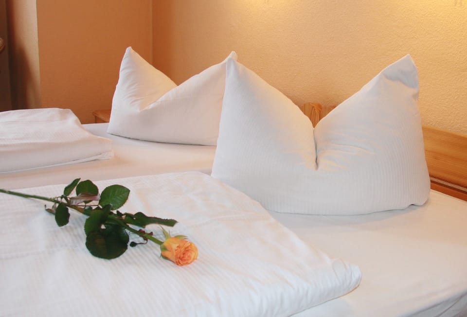 Double Room | Desk, free cribs/infant beds, free WiFi, bed sheets