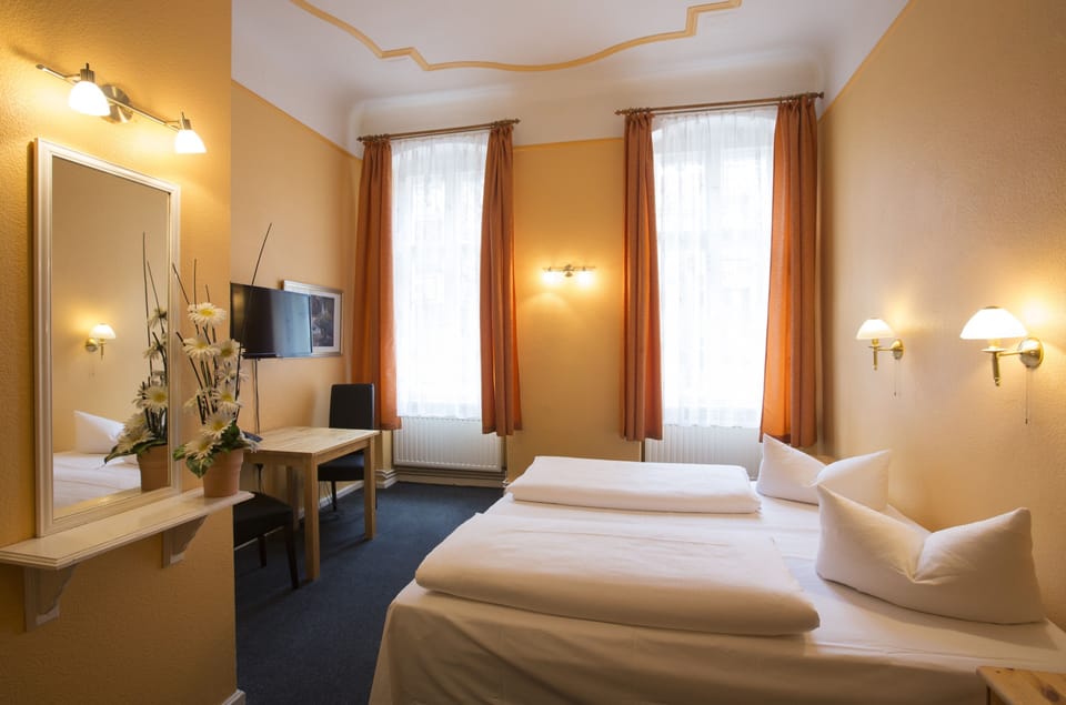 Double Room | Desk, free cribs/infant beds, free WiFi, bed sheets