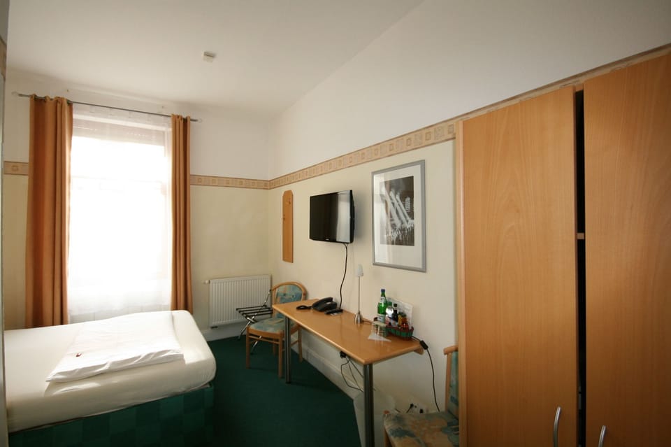 Single Room | Minibar, in-room safe, desk, soundproofing