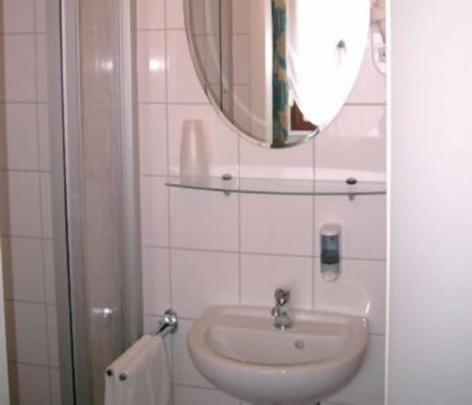 Double Room | Bathroom sink