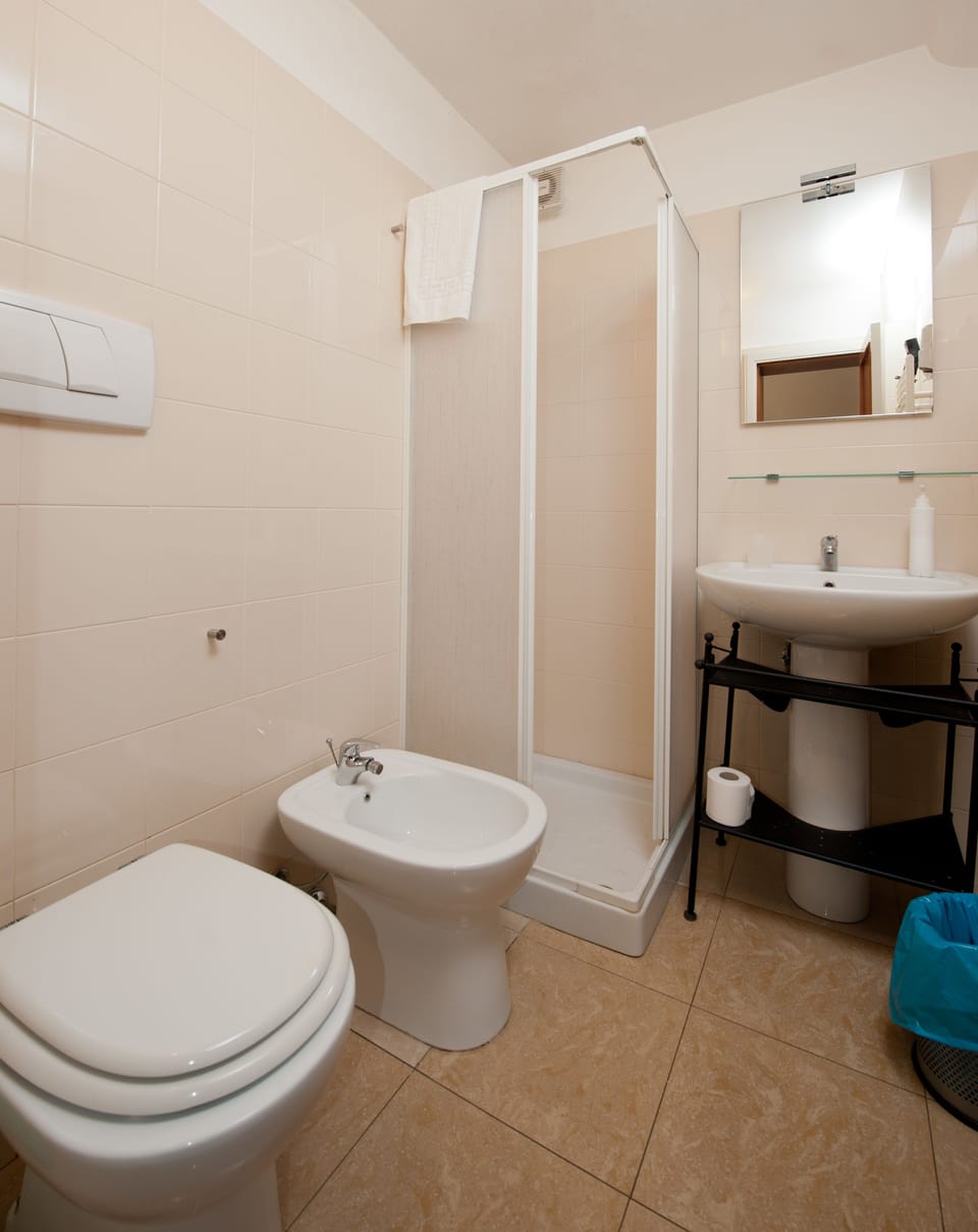 Superior Double or Twin Room, Non Smoking, Ensuite | Bathroom | Free toiletries, hair dryer, bidet, towels