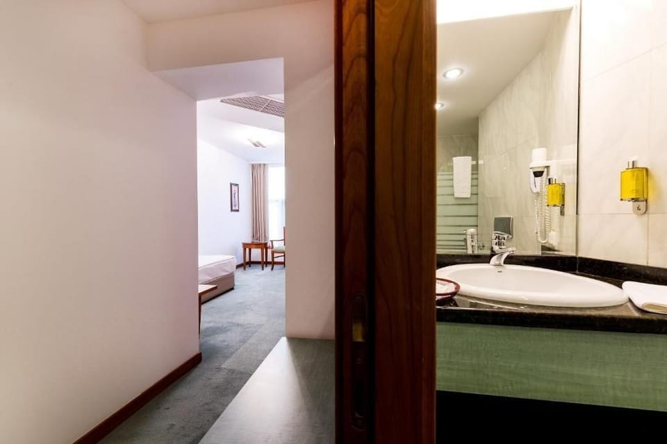 Classic Single Room | Bathroom | Hair dryer, towels, soap, shampoo