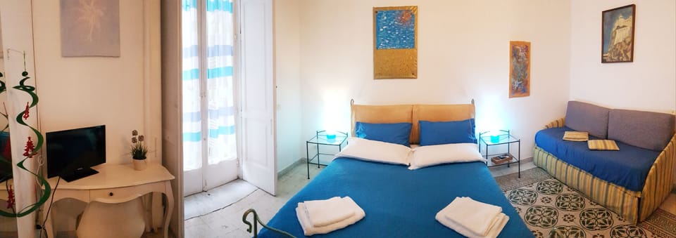 Double Room | In-room safe, desk, iron/ironing board, free WiFi