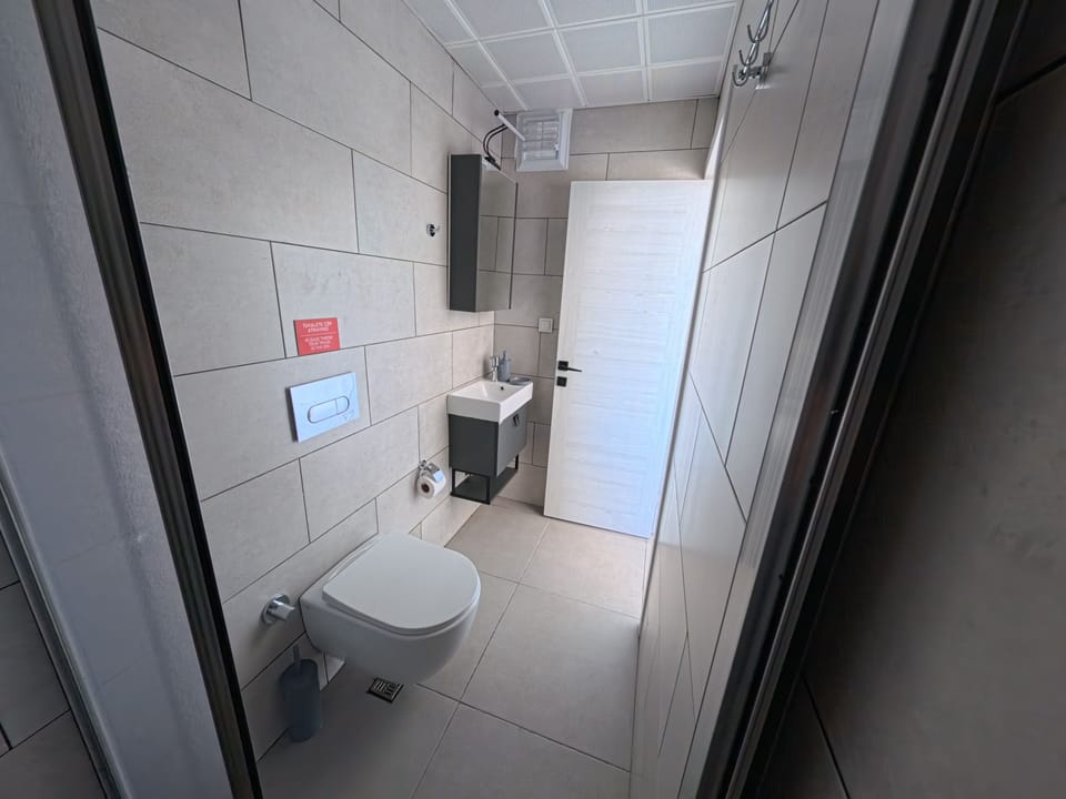 Deniz Manzarali Panaromik Double Oda | Bathroom | Shower, rainfall showerhead, hair dryer, towels