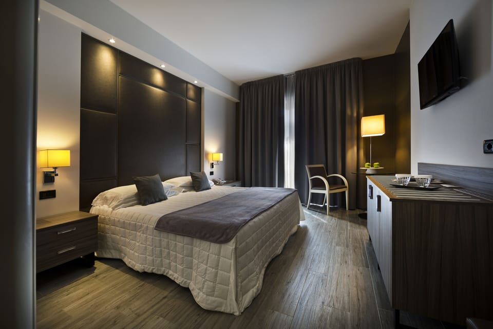 Down comforters, minibar, in-room safe, desk