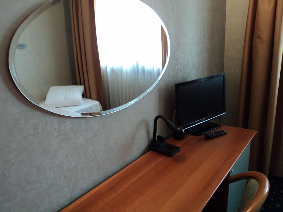 Desk, soundproofing, free WiFi, bed sheets