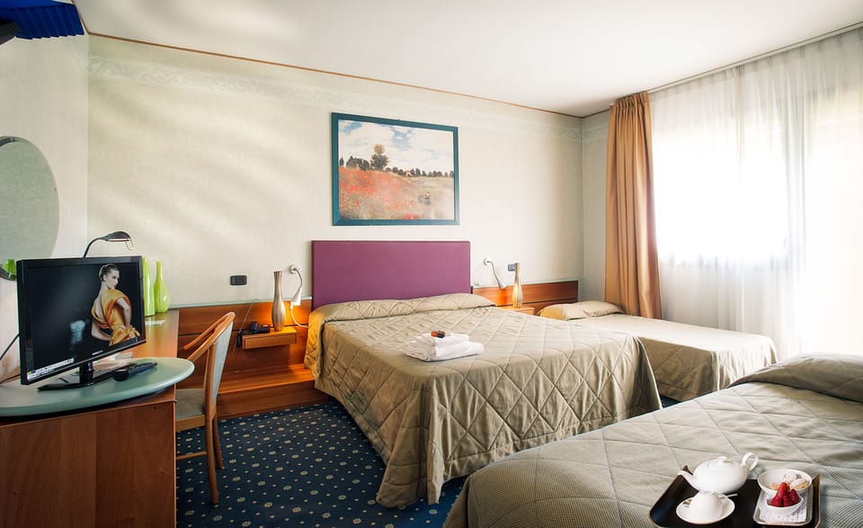 Desk, soundproofing, free WiFi, bed sheets