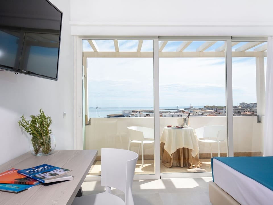 Deluxe Double Room | Minibar, in-room safe, desk, soundproofing