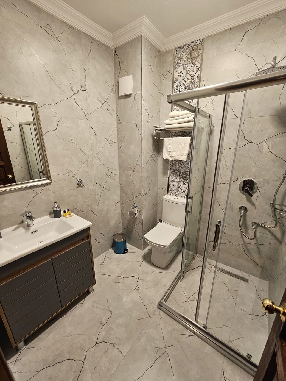 Standard Double Room, 1 Queen Bed, Non Smoking, City View | Bathroom | Shower, free toiletries, hair dryer, slippers