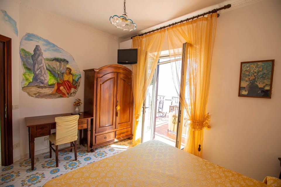 Double Room | Down comforters, pillowtop beds, desk, soundproofing